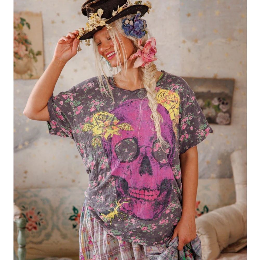 SOLD!!! 7/22/2025 NWT Magnolia Pearl Los Meurtos Tee- Color: Prnce 😍